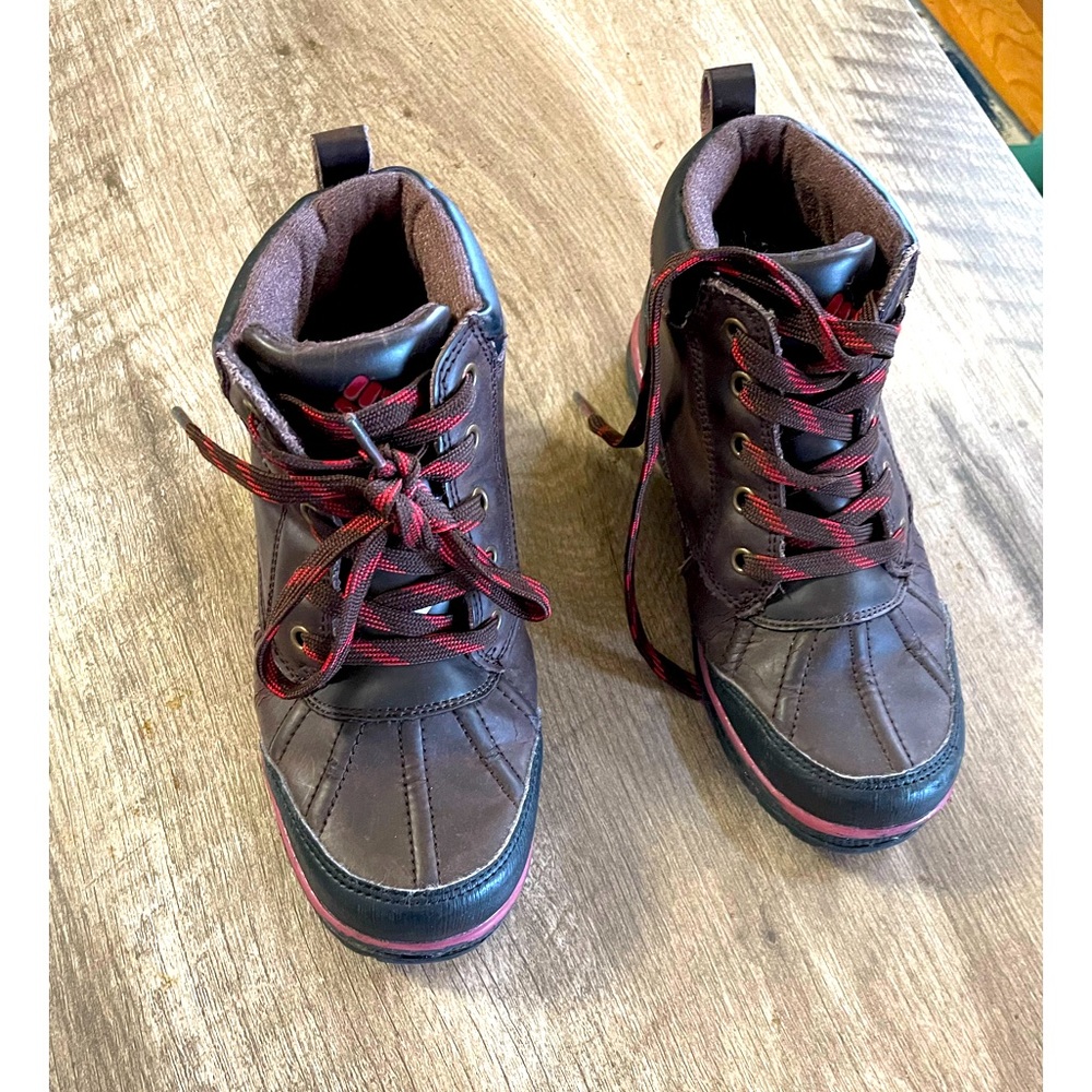 COLUMBIA SIZE 2 boys boots